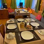 Haus Fiegl 게스트하우스 외치